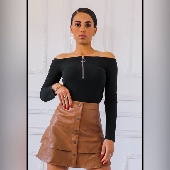 Dresses & Skirts - Off the shoulder ribbed top with front zipper